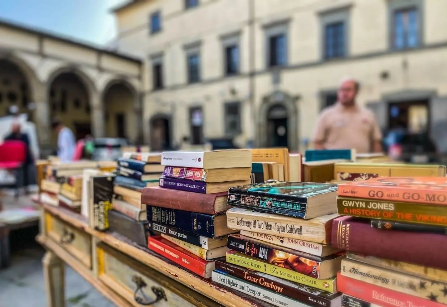 Piazze come librerie a cielo aperto. Diecimila volumi in vendita a 1 euro.  Il festival dedicato a Calvino