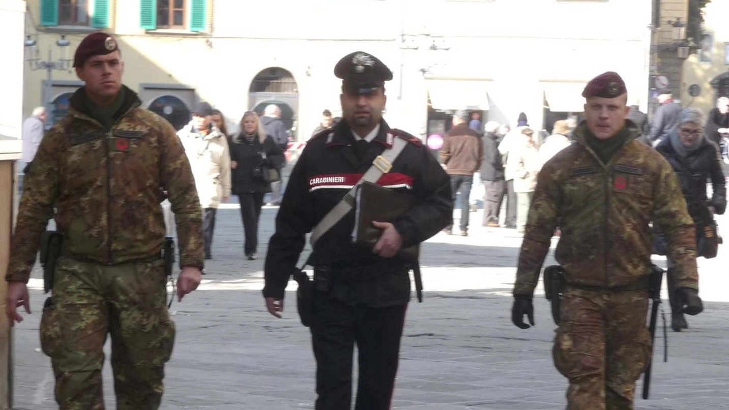 Una pattuglia mista di militari in piazza Duomo