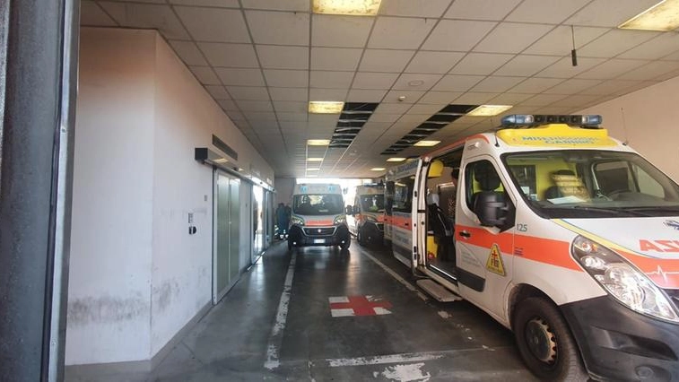 Le ambulanze in attesa al Ps