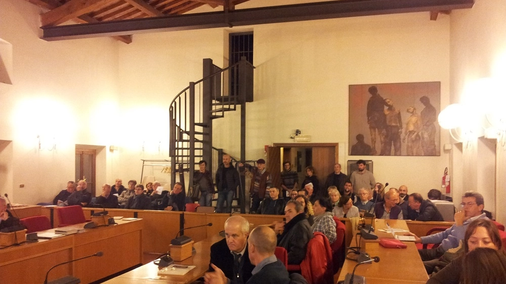 Un'assemblea nella sala consiliare di San Giuliano Terme