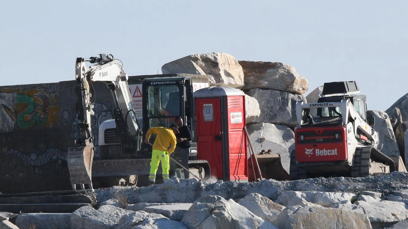 Via libera alla massicciata di sassi in passeggiata