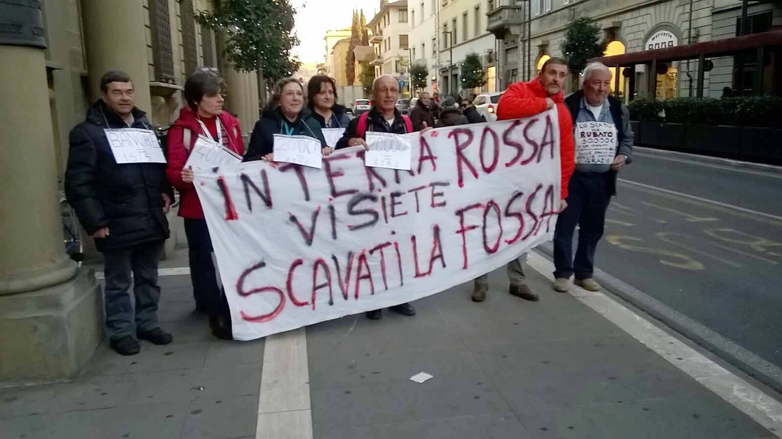 La protesta dei risparmiatori a Arezzo