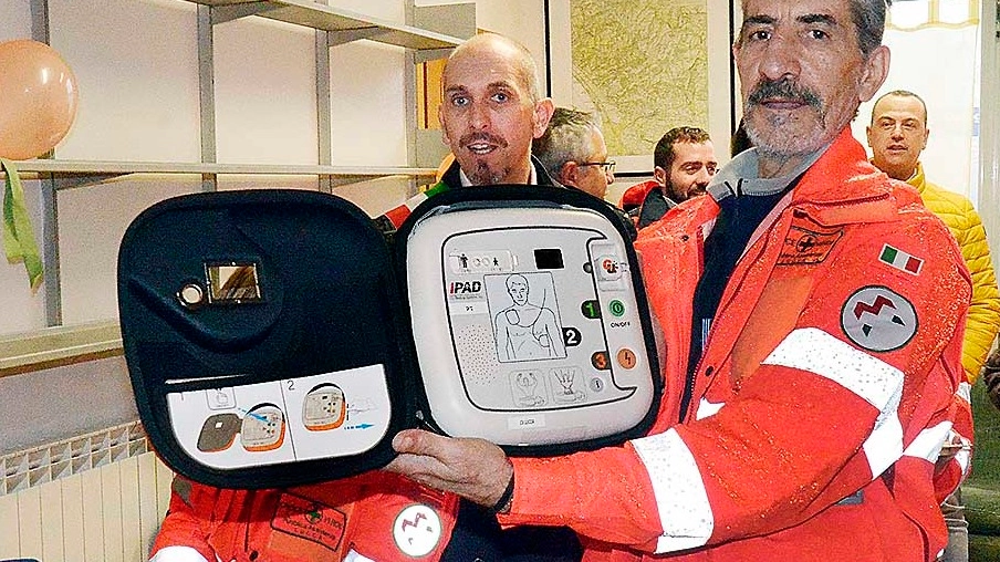 L’ambulanza e il defibrillatore (Foto Borghesi)
