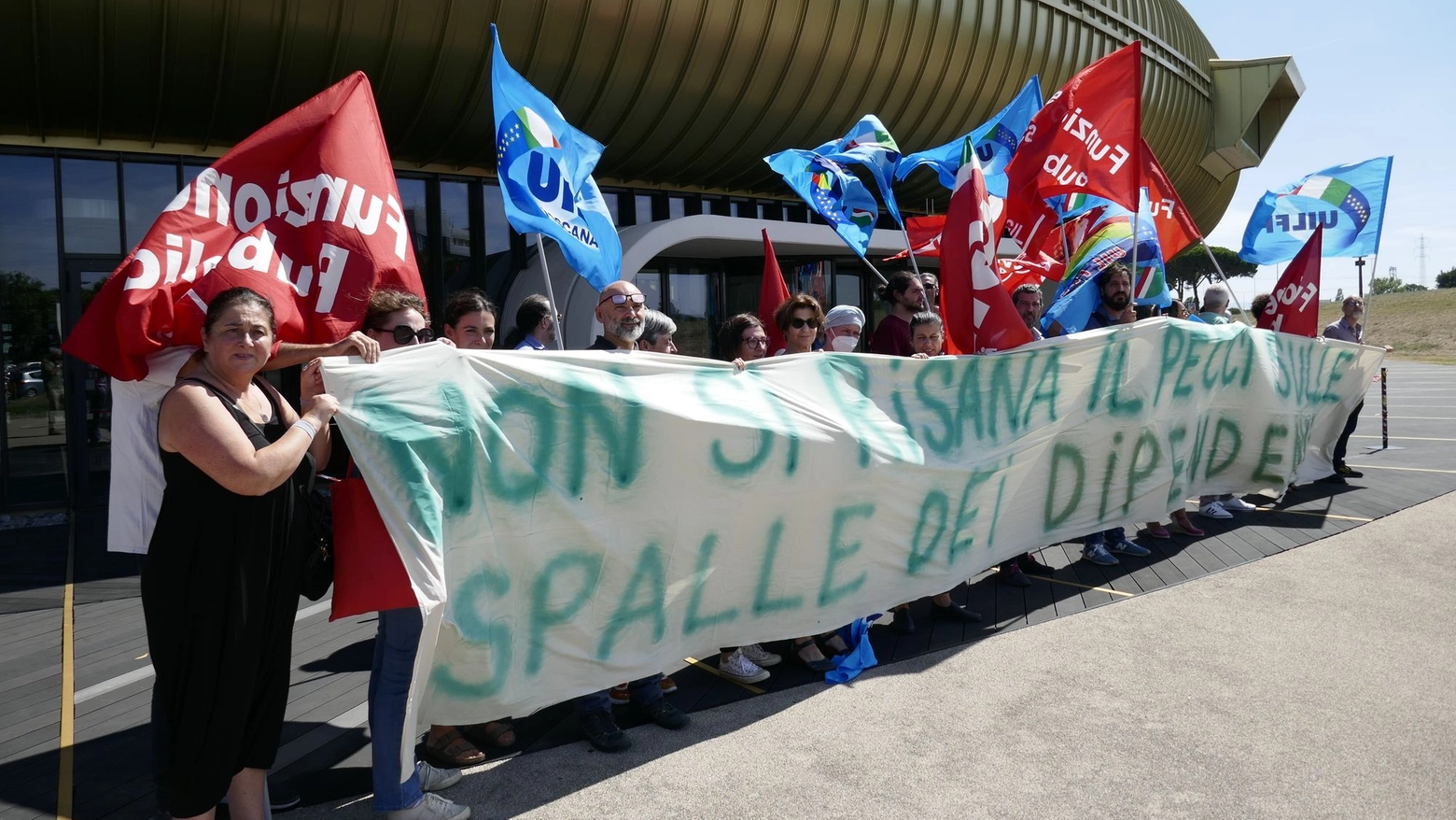 Una protesta davanti al Pecci (Foto Attalmi)