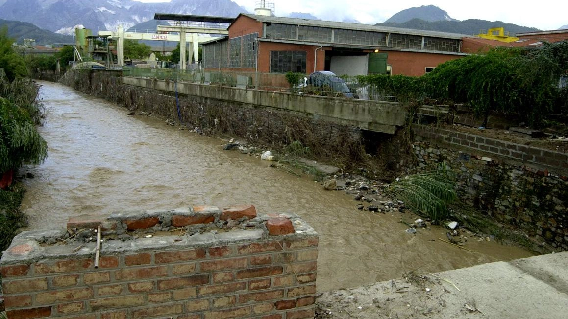 Una ’via’ per alluvioni e siccità Il metodo di Legambiente per creare i ’ravaneti spugna’ Una ’via’ per alluvioni e siccità Il metodo di Legambiente per creare i ’ravaneti spugna’