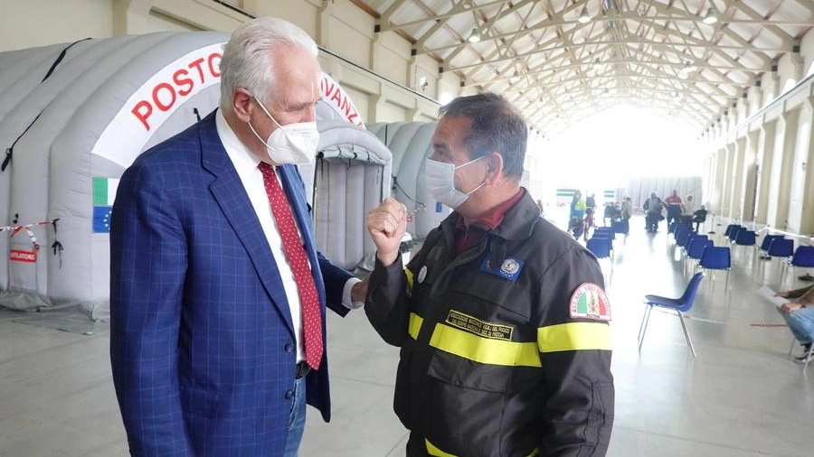 Eugenio Giani in visita al centro vaccinale di Pistoia (foto Acerboni/FotoCastellani)