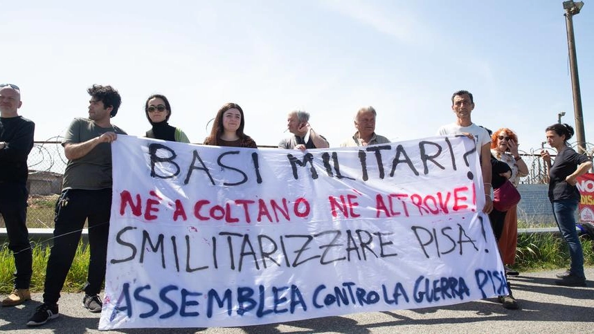 Protesta contro la base militare (foto Enrico Mattia Del Punta)