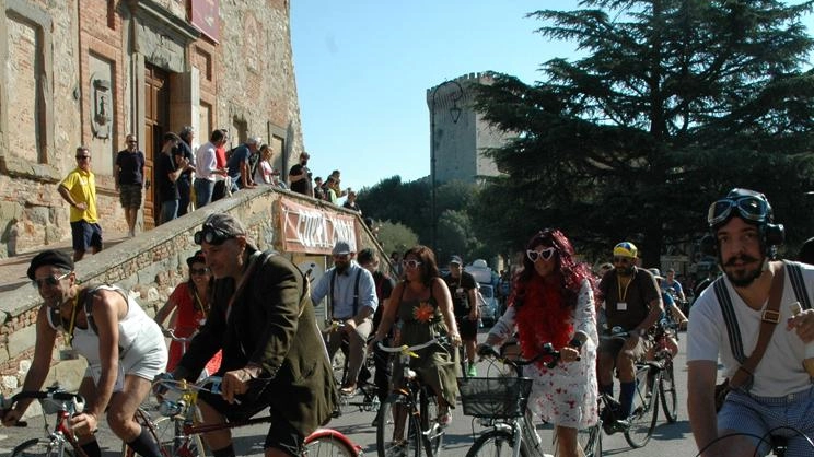 Torna la Corsa Cobram  Giro in bici del Trasimeno  sulle orme di Fantozzi
