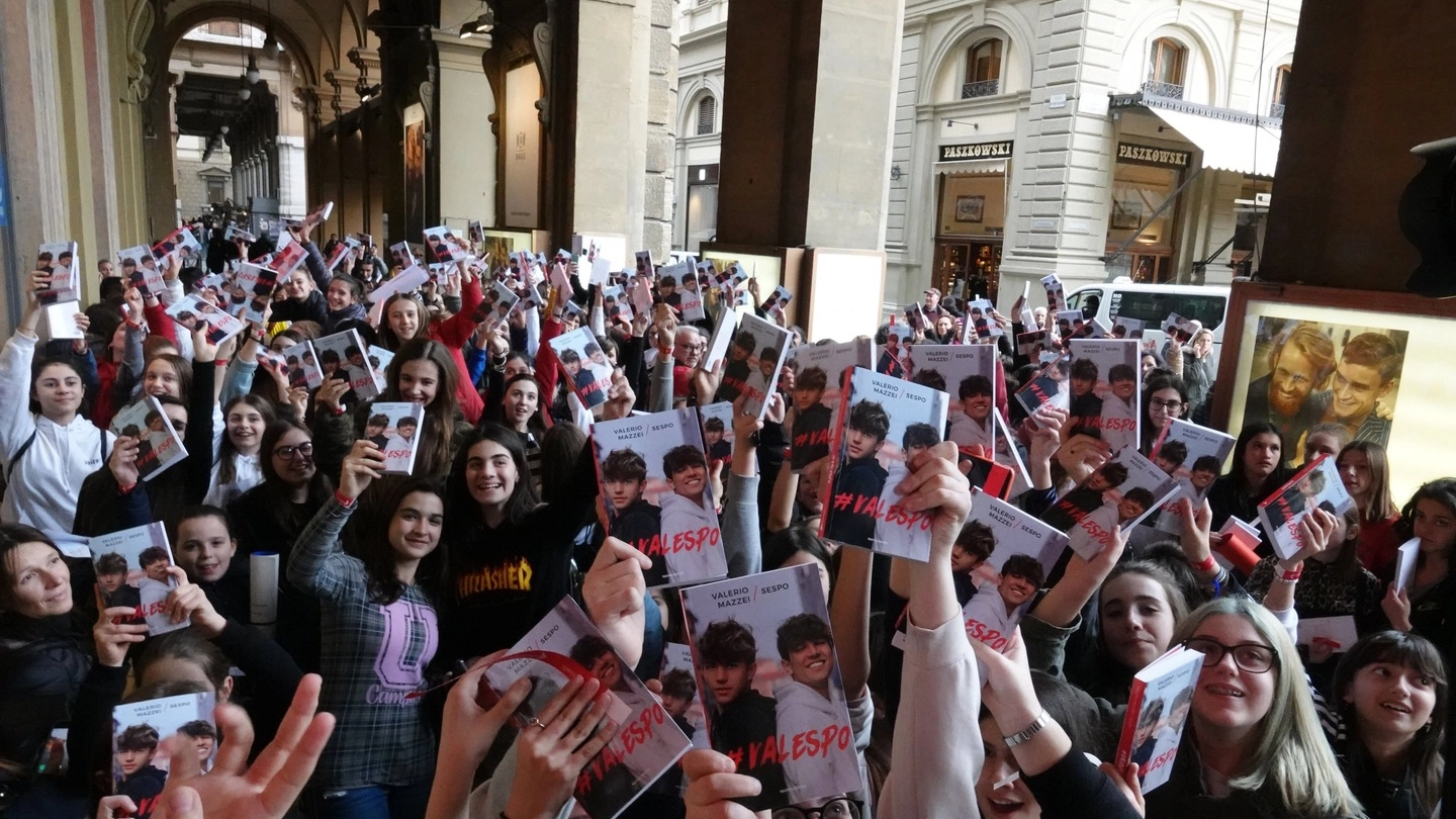 La folla fuori dalla libreria (foto Gianluca Moggi/New Press Photo)