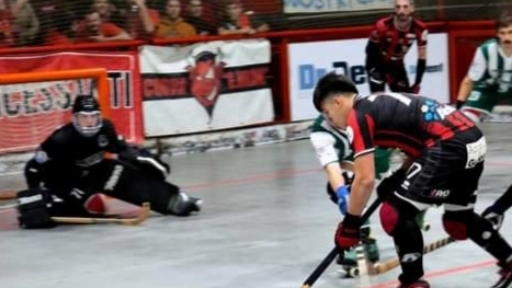 Il rossonero Olmos in attacco Il rossonero Olmos in attacco