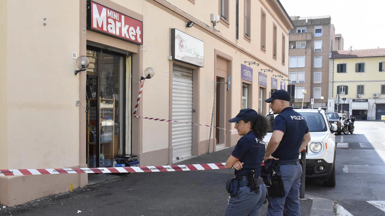 Assalto al minimarket  Rapinatore spara al titolare  per un pugno di euro