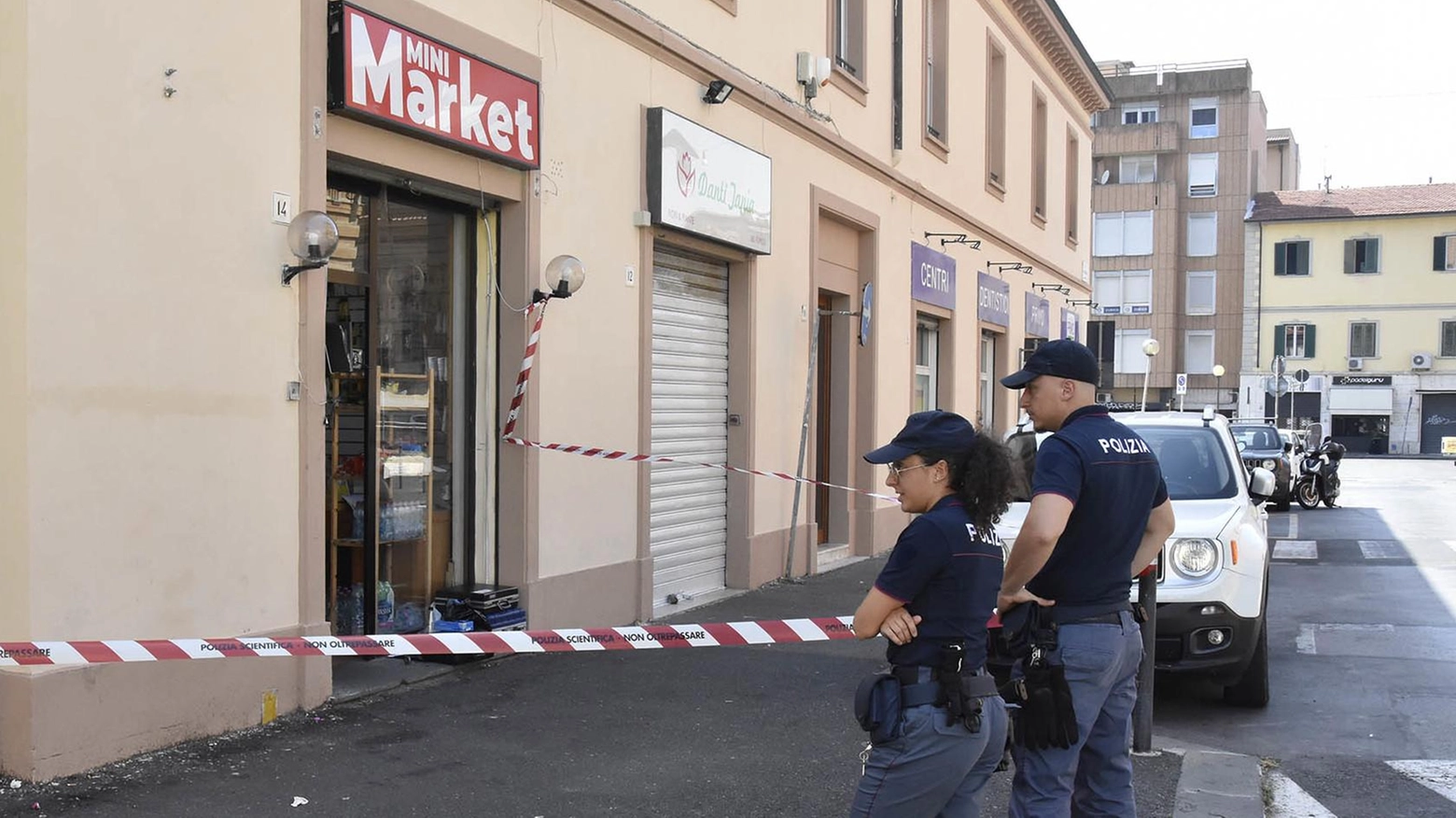 Assalto al minimarket Rapinatore spara al titolare per un pugno di euro Assalto al minimarket Rapinatore spara al titolare per un pugno di euro