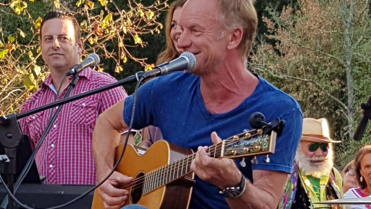 Sting canta per gli amici al Palagio