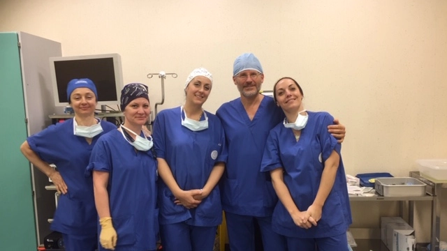 Il dottor Barbanti insieme all'equipe dei chirurgi vascolari dell'ospedale di Empoli