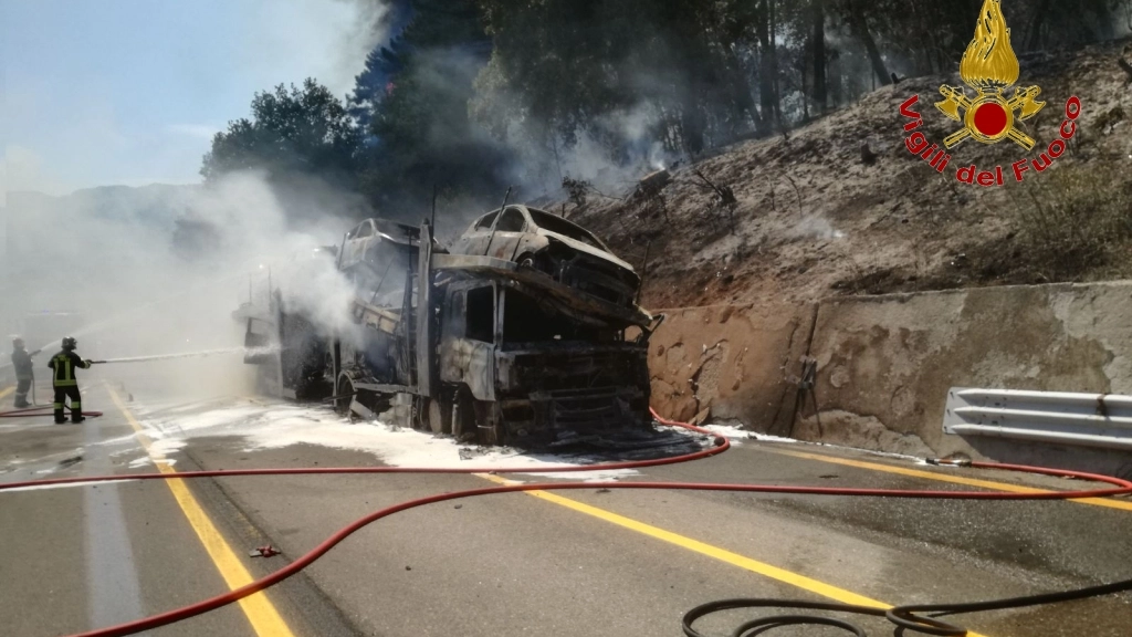 Il camion a fuoco in autostrada