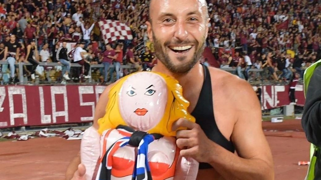 Il capitano del Livorno con la bambola gonfiabile 