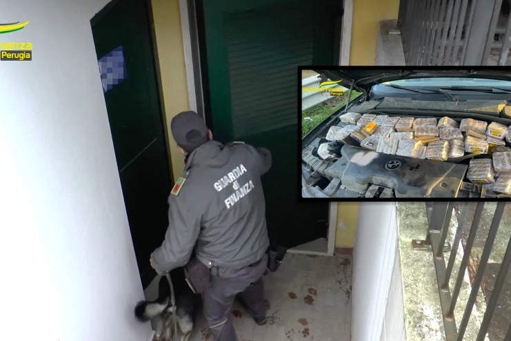 Il blitz della Finanza e, nel riquadro, la droga nel cofano
