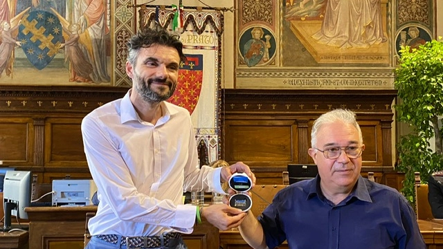 Prato, il sindaco Biffoni riceve la moneta speciale in memoria di Paolo Rossi