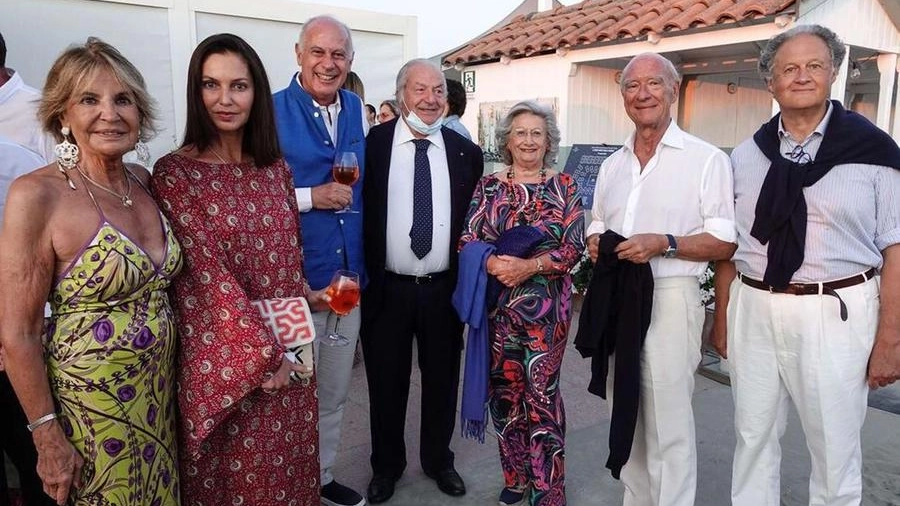 Giovanna e Corrado Fratini con alcuni ospiti della serata di gala