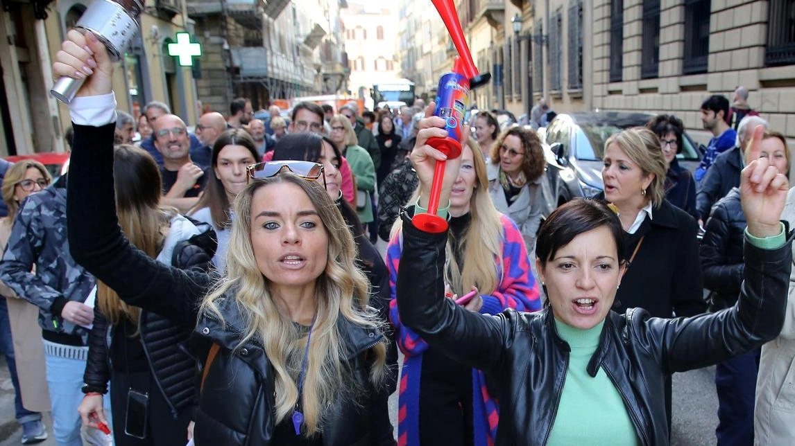 Spaccate, il grido di Firenze. In cento: "Vogliamo sicurezza". Il questore: "Rubano per fame"
