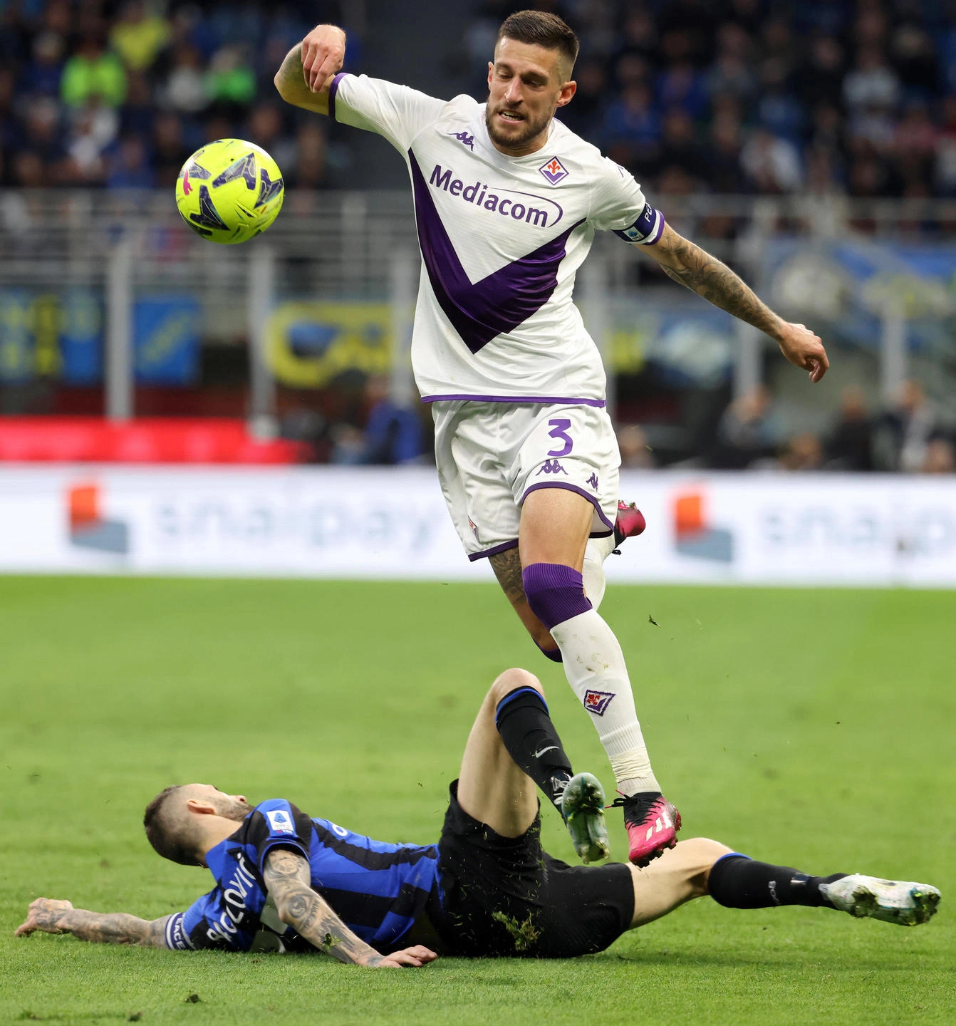 Inter Milan�s Marcelo Brozovic (L) challenges for the ball  Fiorentina�s Cristiano Biraghi during the Italian serie A soccer match between Fc Inter  and Fiorentina Giuseppe Meazza stadium in Milan, 1 April  2023.ANSA / MATTEO BAZZI