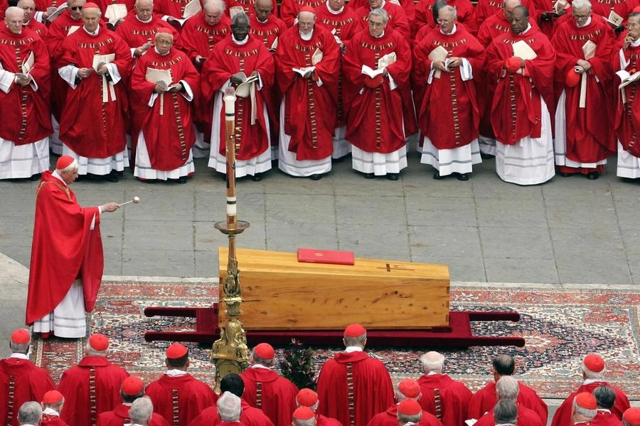 Joseph Ratzinger celebra il funerale di Papa Giovanni Paolo II (Ansa)