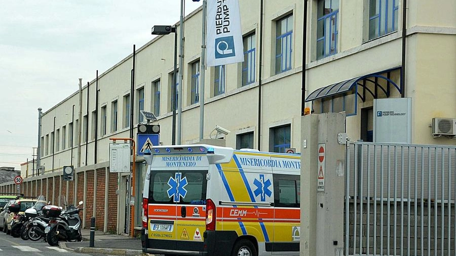 Un'ambulanza della Miserircordia di Montenero (Lanari)