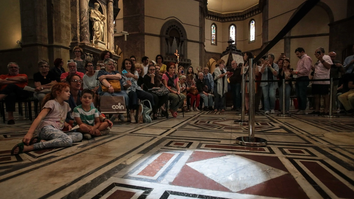 Il raggio di sole dentro il Duomo (Giuseppe Cabras / New Press Photo)