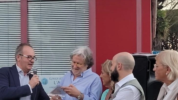 La clinica Arca compie 40 anni. Targa ricordo La clinica Arca compie 40 anni. Targa ricordo