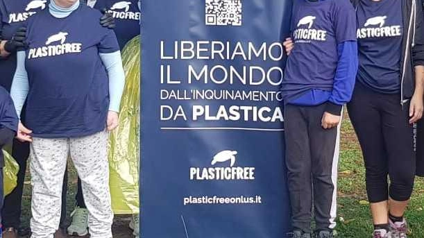 Plastic Free pulisce la spiaggia libera Plastic Free pulisce la spiaggia libera
