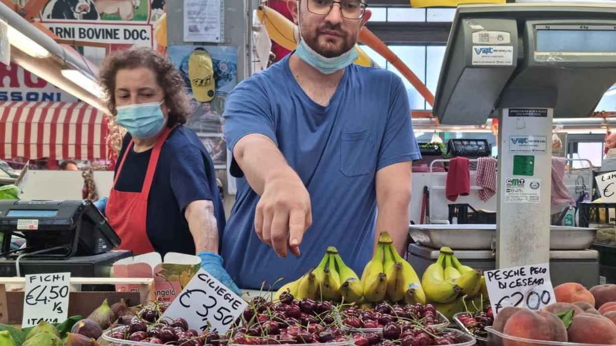 Venti di guerra, rincari e meno salute  I fiorentini tagliano frutta e verdura