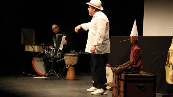 Mirko Gianformaggio dei «Formaggini Guasti» durante  una rappresentazione al teatro della sala Banti di Montemurlo