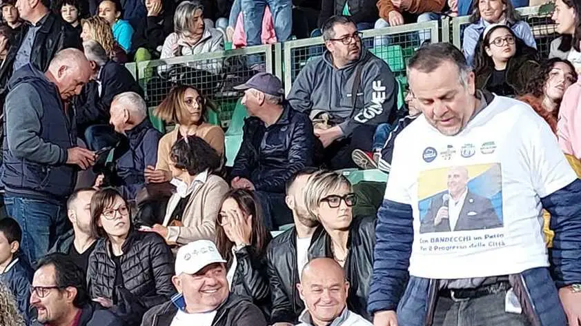 Prima del fatidico voto Da “vino e porchetta“ a concerti, comizi e incontri col ministro Prima del fatidico voto Da “vino e porchetta“ a concerti, comizi e incontri col ministro