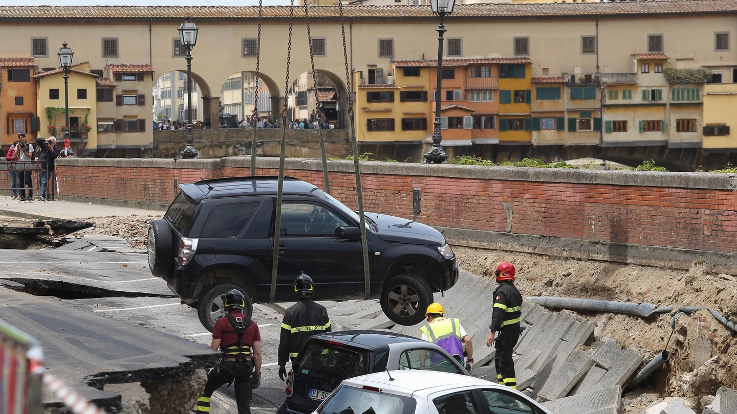 Il recupero di una delle auto finite nella voragine di lungarno Torrigiani (NewPressPhoto)