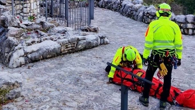 Turista cade all’Eremo di Santa Rita: soccorsa con l’elicottero Turista cade all’Eremo di Santa Rita: soccorsa con l’elicottero