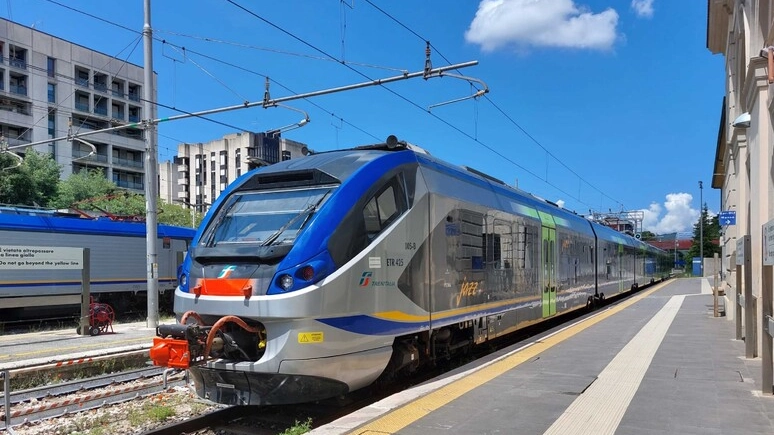 Disagi per chi viaggia in treno nei prossimi due fine settimana (foto Ansa)