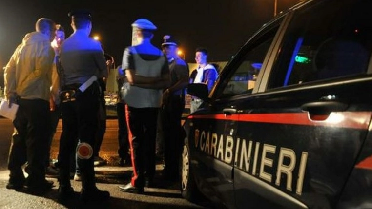 Solo l’arrivo dei carabinieri ha interrotto la maxi rissa e i giovani si sono dati alla fuga