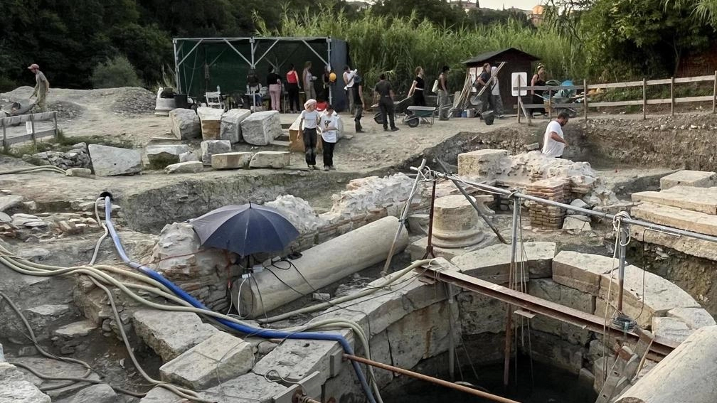 San Casciano dei Bagni è stato scelto da National Geographic come luogo di eccezionale bellezza e di ritrovamenti archeologici di grande importanza. Il sito del Bagno Grande è testimone di millenni di storia, dai culti etruschi ai rinascimentali dei Medici. Un'esperienza unica per immergersi nelle acque termali e nella storia.