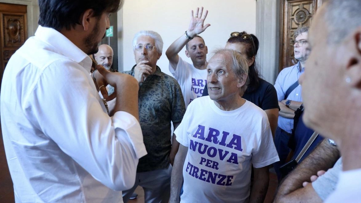 Bagarre in Consiglio comunale  Lo stop degli Euro 5 infiamma l’aula  Cartelli e slogan contro la misura