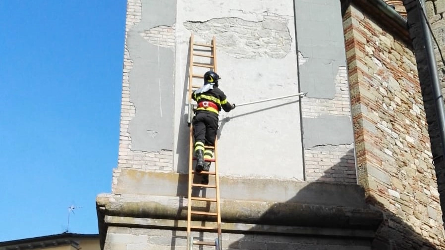 Un vigile del fuoco impegnato sul campanile della chiesa di San Simeone a Monterchi