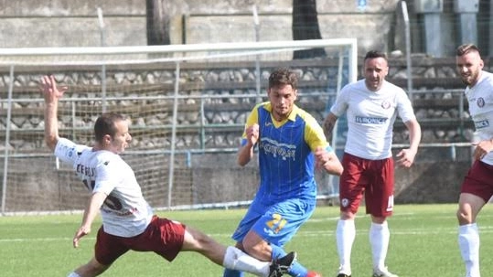 Carrarese-Arezzo, un'azione della partita (Delia)