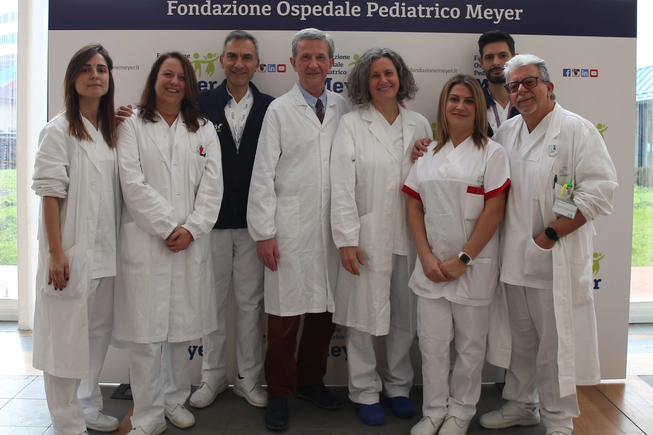 Il team multidisciplinare del Meyer che nei mesi ha seguito la bambina
