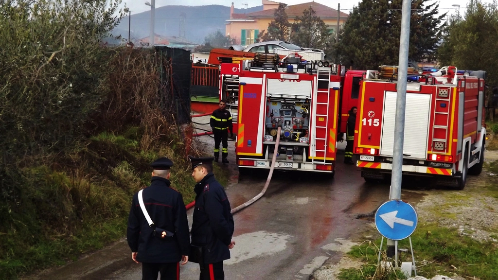 L'intervento di carabinieri e vigili del fuoco