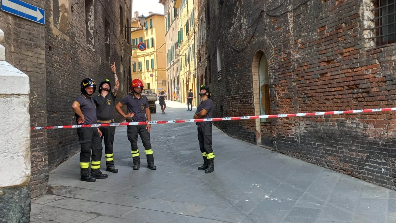 Terremoto, i controlli dei vigili del fuoco a Siena (Foto Lazzeroni)
