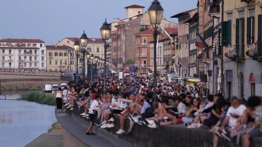 La folla a Pisa per la Luminara 2022 (foto Valtriani)
