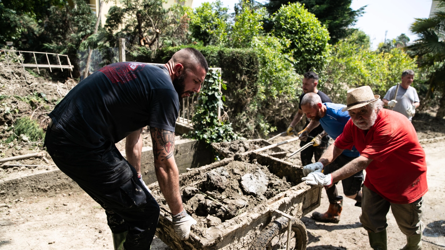 Emilia Romagna sconvolta dall'alluvione: si lavora per rimuovere il fango Emilia Romagna sconvolta dall'alluvione: si lavora per rimuovere il fango