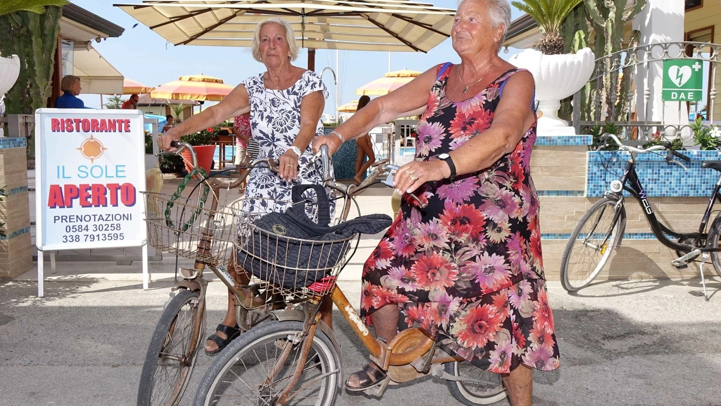 Anna e Grazia, da oltre cinquantanni clienti del bagno ‘Il sole’