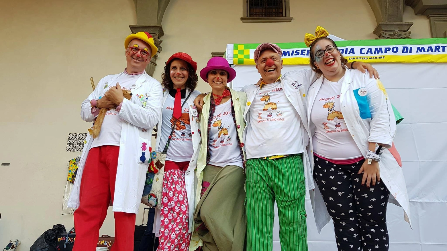 Piero Niccolini (pantaloni verdi) con i colleghi "Clown Care" 