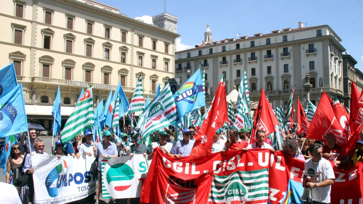 Poste, lavoratori in protesta (Foto Umberto Visintini/NewPressPhoto)