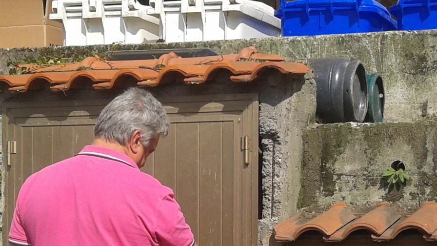  Alfredo Turcolini mostra contatore sigillato all’esterno della sua abitazione  a Fivizzano